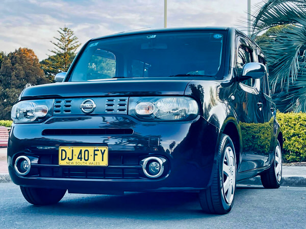 Used Nissan for sale - Nissan Cube 2012 automatic GPS + reversing camera model with low kms - Photo of the front passenger side angle view shot from a low angle 