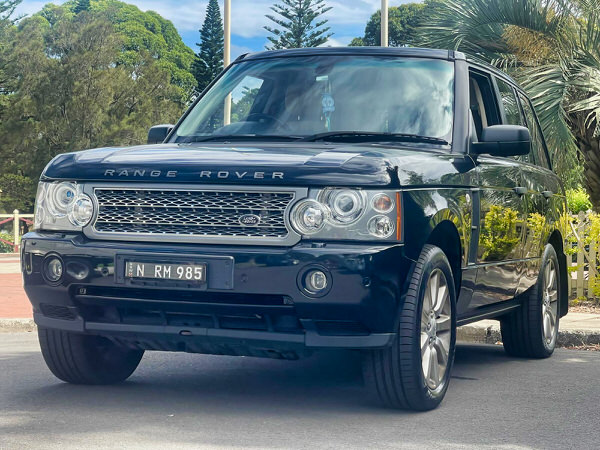 Used Land Rover for sale V8 4.2L Supercharger Automatic 2006 Vogue Model in Black - Photo showing the front passenger side angle view